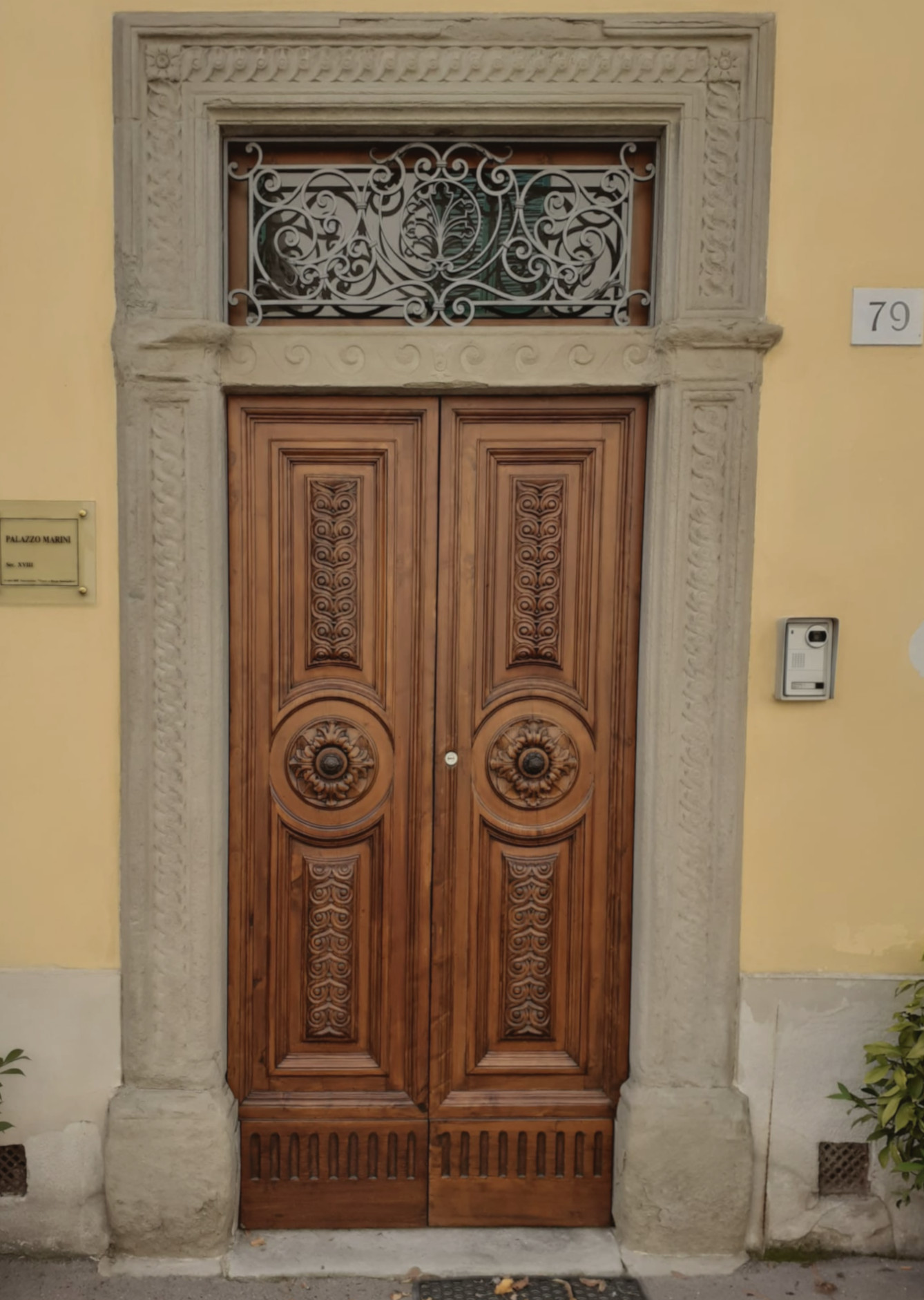 Porta con cornice in pietra - Sansepolcro