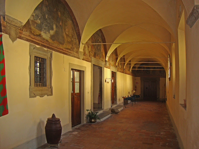 Lato del Chiostro con le lunette affrescate