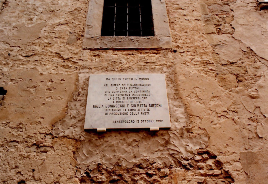 Targa sul muro di palazzo Muglioni collocata il 13 ottobre 1992