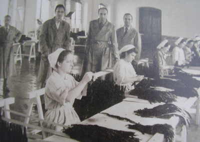 Vedute del magazzino dei tabacchi e operaie al lavoro