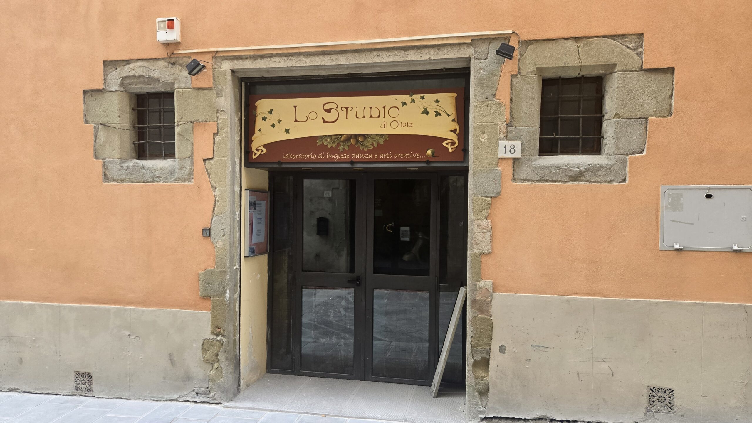 Porta con cornice in pietra - Sansepolcro